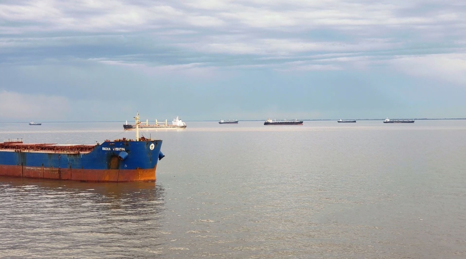 Circulación de buques de carga en el río de la plata