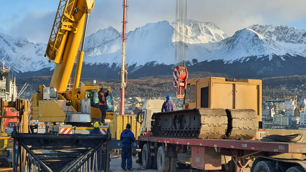 Llegan a Ushuaia equipos para la ampliación del muelle comercial