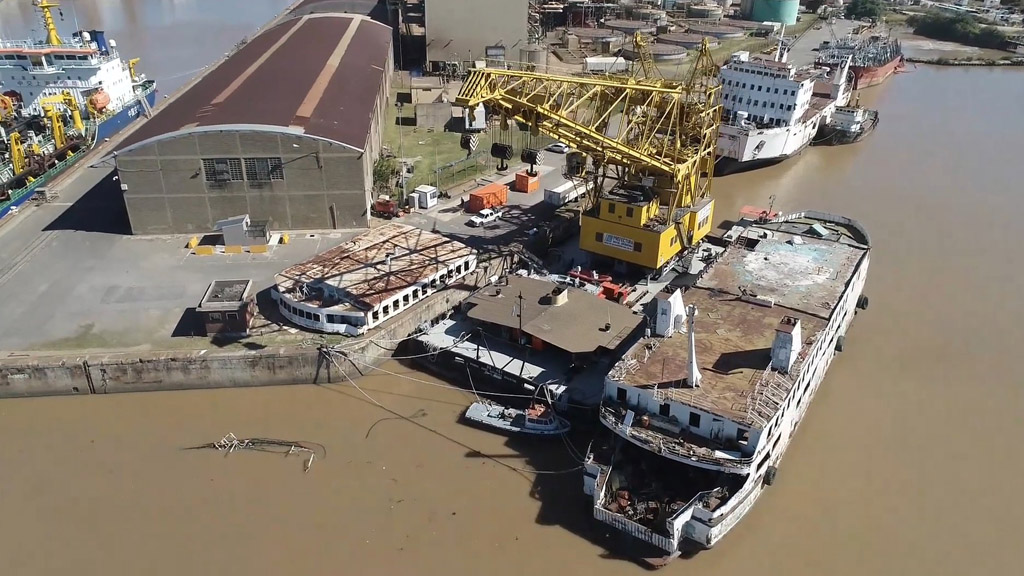La historia de los buques que están desguazando en el puerto de Buenos Aires