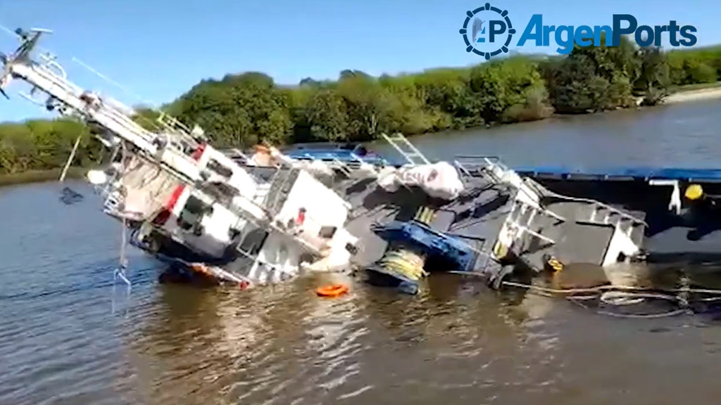 Video: se hundió un remolcador en el puerto de La Plata