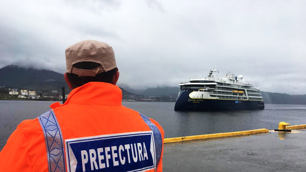 Ushuaia: llegó el primer crucero al país y Prefectura desplegó un operativo de seguridad