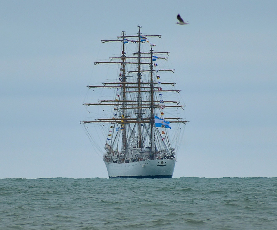 En fotos: la fragata Libertad zarpó de Mar del Plata con destino a Puerto Belgrano