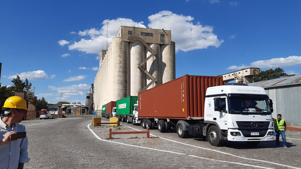 Llegan al puerto de Santa Fe los primeros contenedores cargados para La Plata