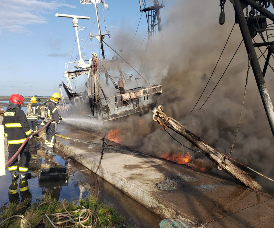 Video: Prefectura combatió un incendio a bordo de un buque en San Antonio Oeste