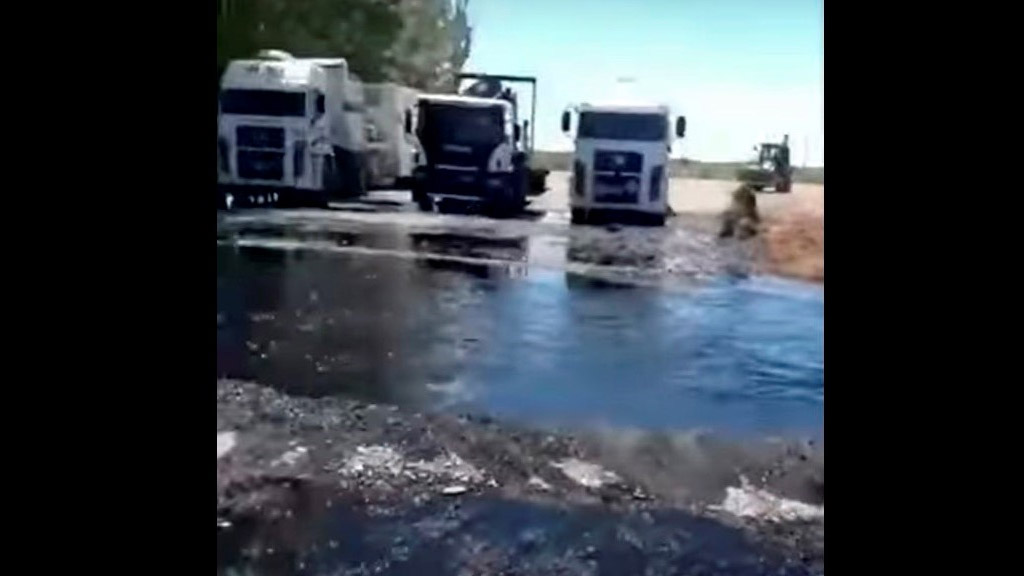 Videos: intentan contener un enorme derrame de petróleo en Río Negro