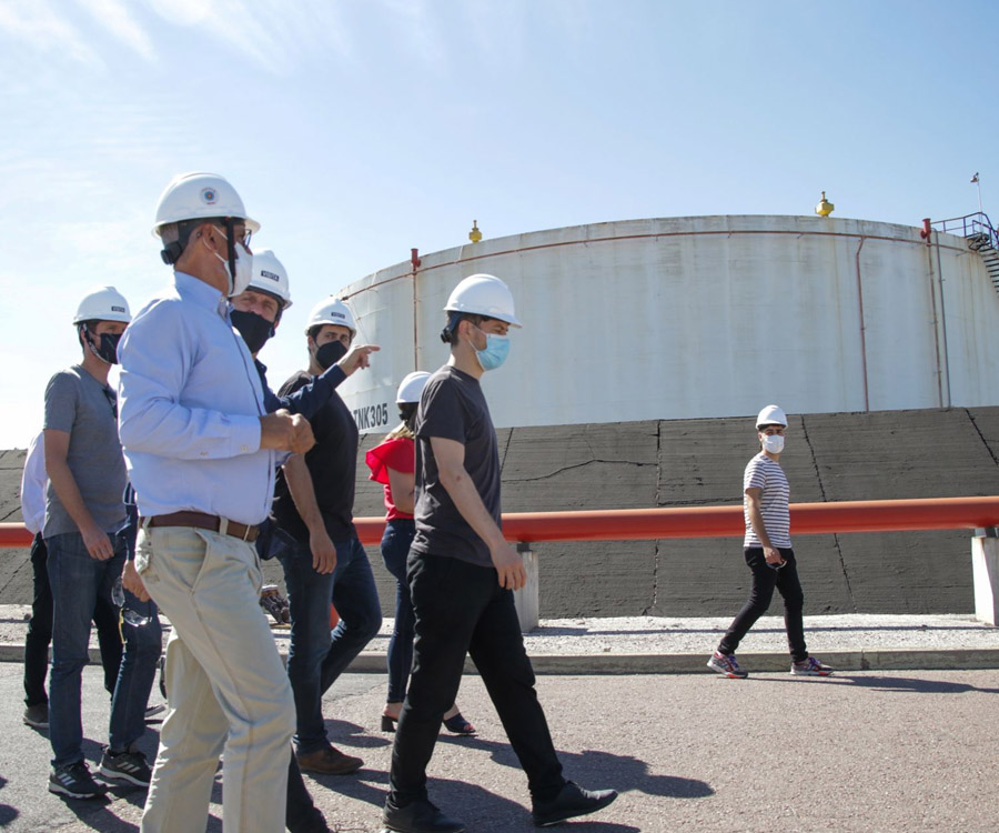 El ministro Costa visitó la terminal petrolera de Oiltanking Ebytem, en Puerto Rosales