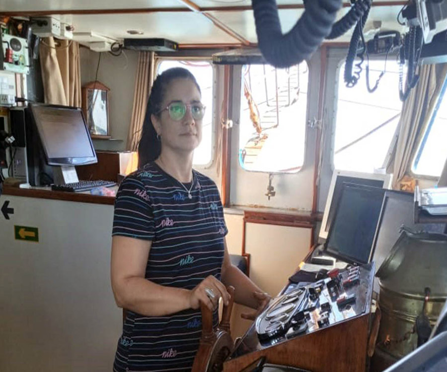 Silvina Contreras, primera mujer en la timonera de la Flota Amarilla de Rawson