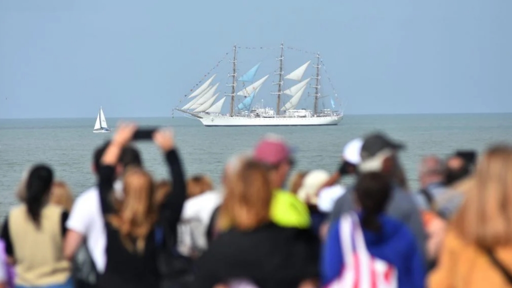 La fragata Libertad encabezó un desfile de embarcaciones en Mar del Plata