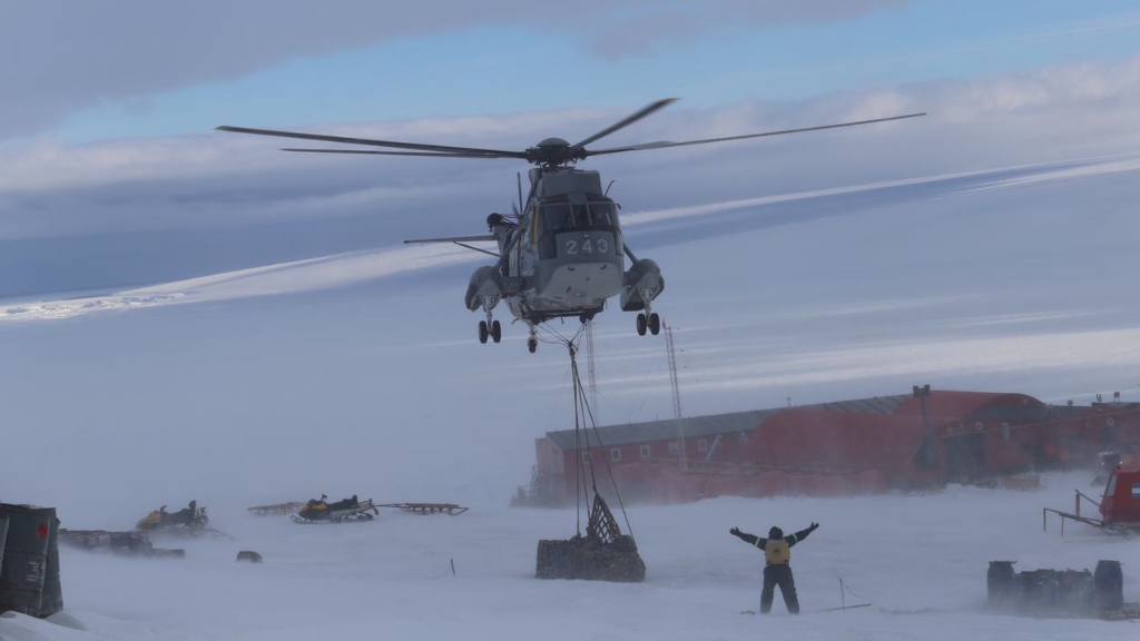 En fotos: cómo trabajan los helicópteros del Irízar para abastecer a las bases antárticas