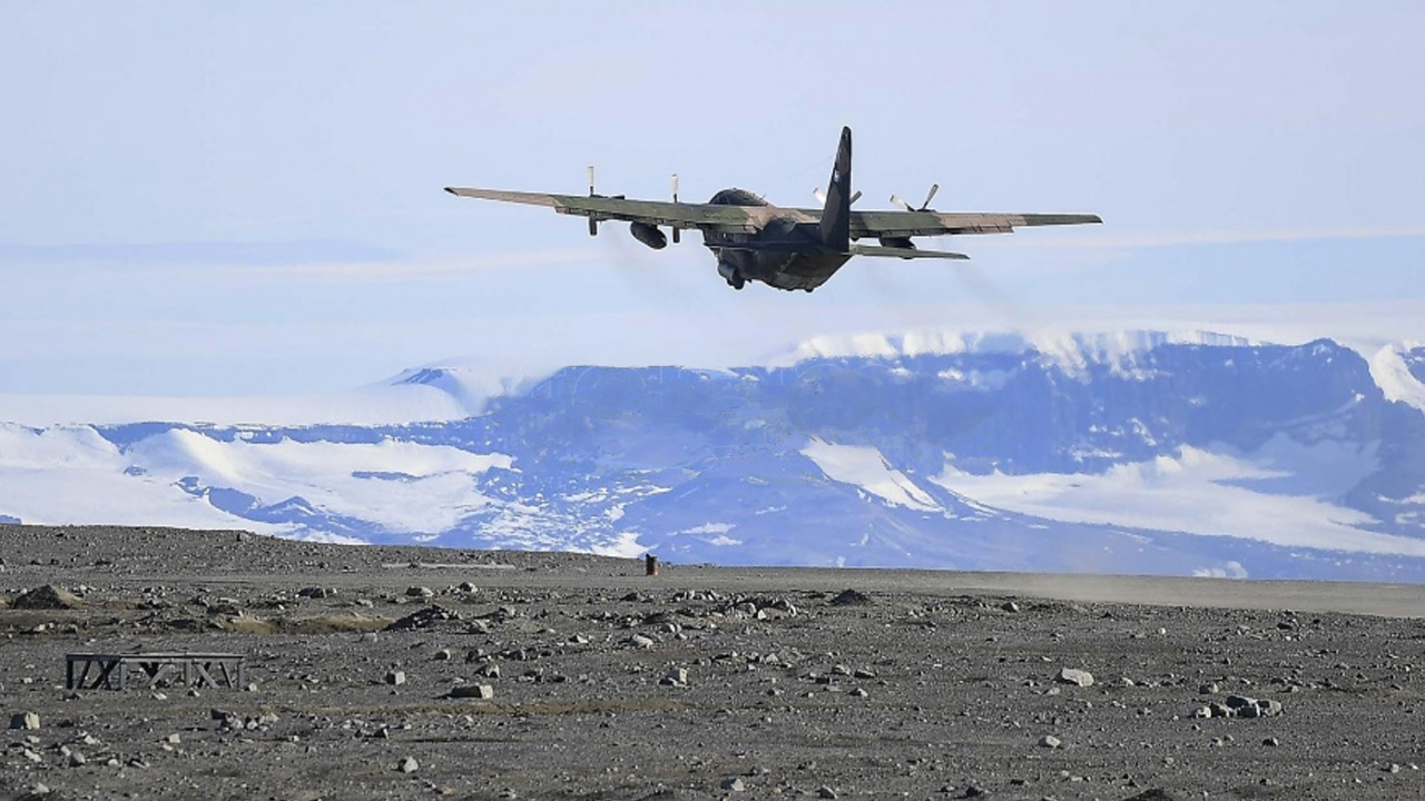 Al límite de lo posible, los "Hércules" sostienen el puente aéreo con la Antártida
