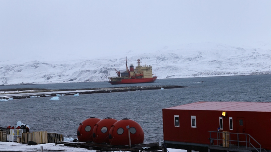 El Irízar reabasteció las bases antárticas Carlini y Esperanza