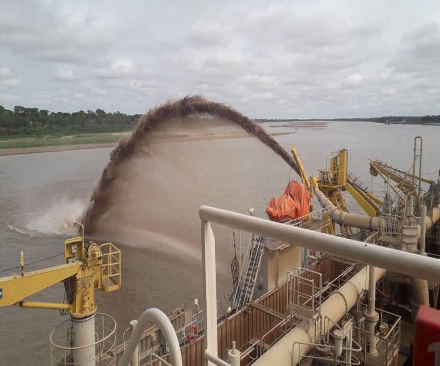 Dragado de emergencia en el río Paraguay para garantizar la navegación pese a la bajante