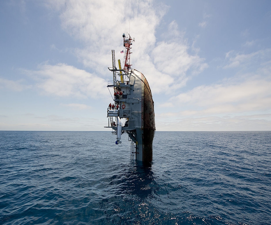 El barco más extraño del mundo: gira en vertical para hundirse y quedar parado en el mar