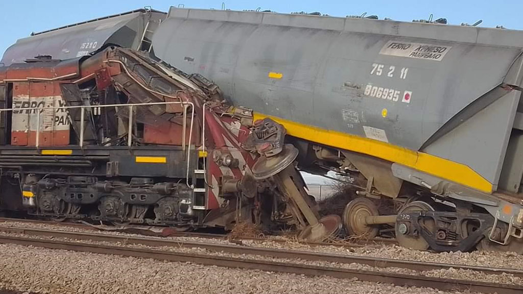En fotos y video: un tren que se dirigía al puerto de Bahía Blanca chocó a otro en Darregueira
