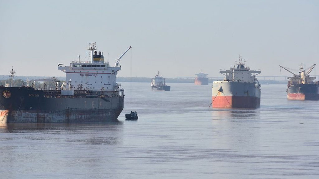 Falta de gasoil: por los piquetes, más de 100 buques esperan carga en los puertos