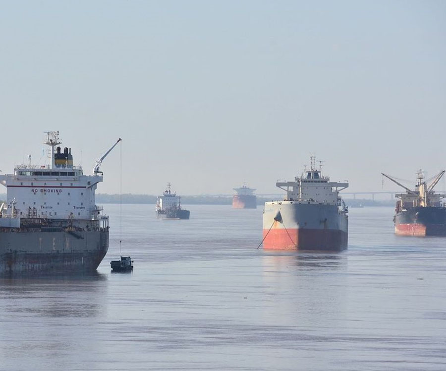 Falta de gasoil: por los piquetes, más de 100 buques esperan carga en los puertos