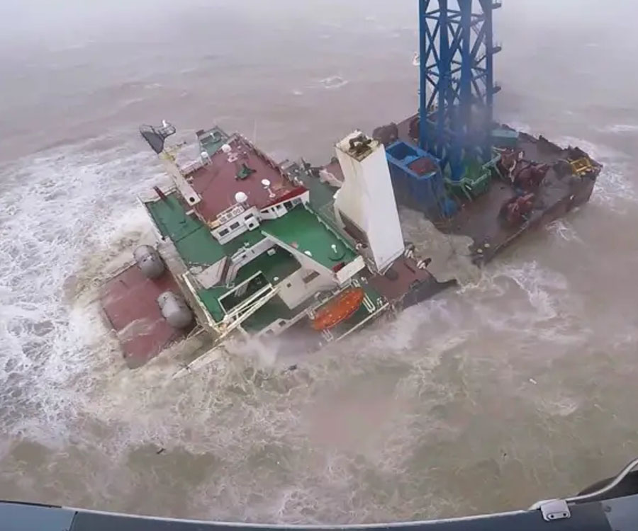 Video impactante: se hundió un barco de ingeniería offshore en Hong Kong