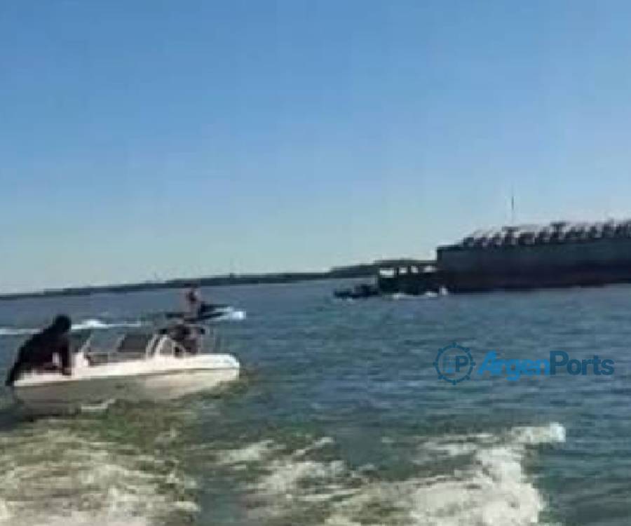 En videos: un convoy de barcazas embistió a una lancha en el río Paraná.