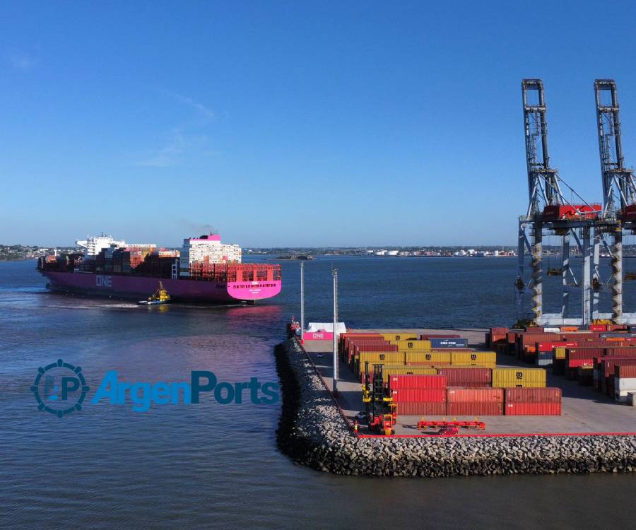 Llegó a Montevideo un buque que puede llevar casi 12 mil contenedores