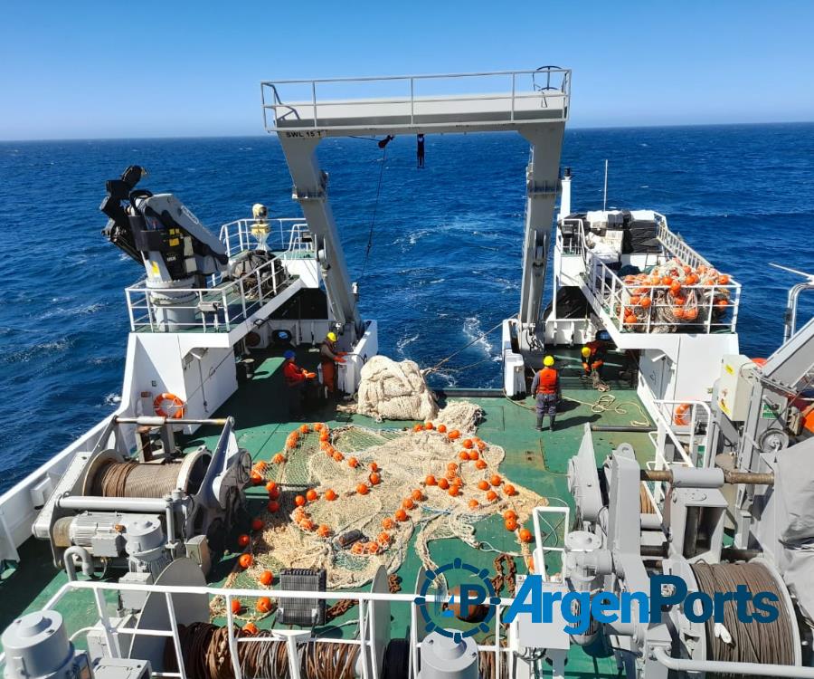 Prefectura participa de una campaña de investigación pesquera en el Mar Argentino