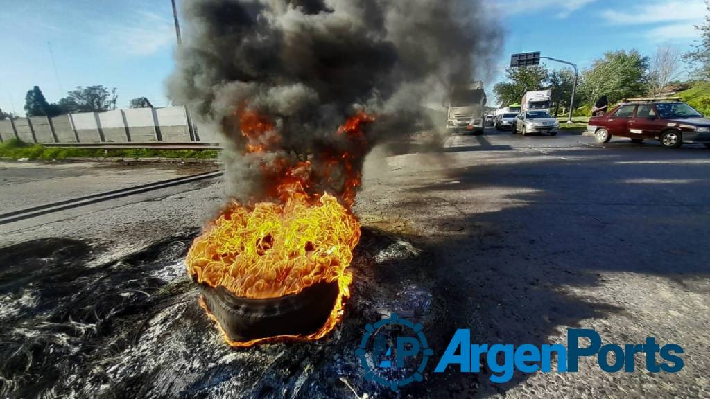 Trabajadores del puerto de Rosario paran en protesta por despidos