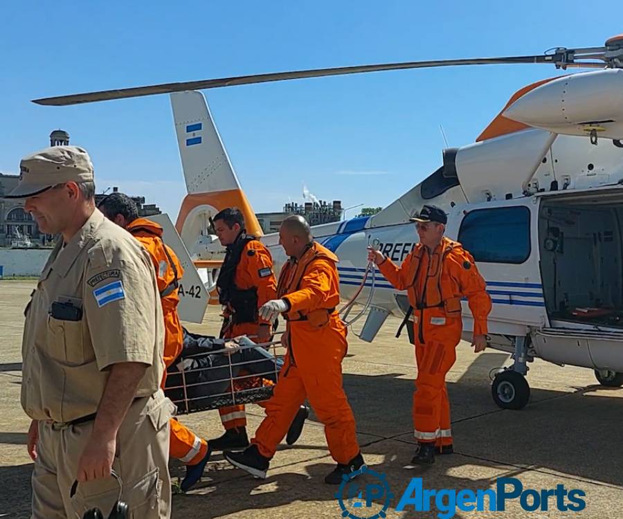 Prefectura aeroevacuó de urgencia al capitán de un buque en el Río de la Plata
