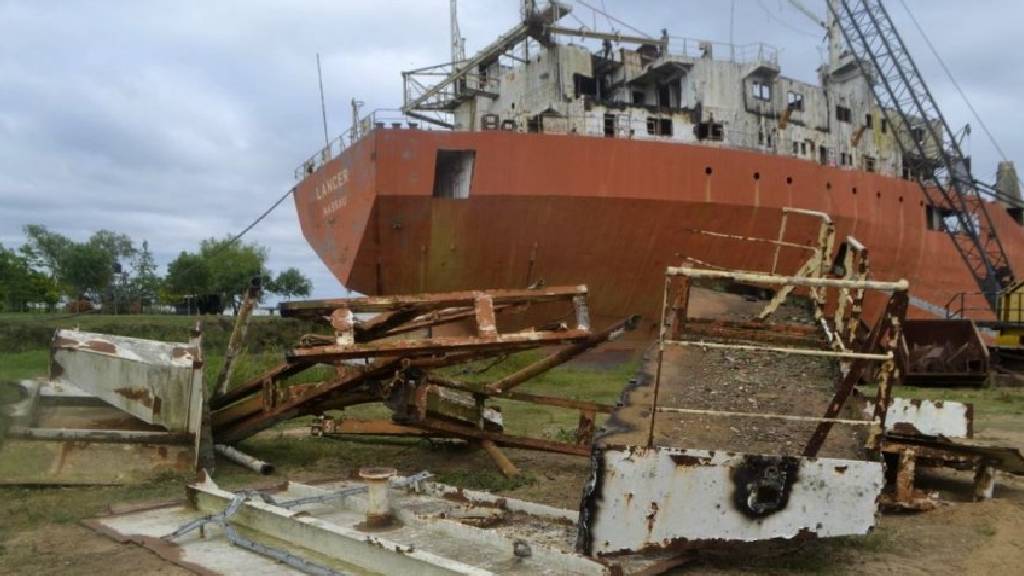 Ibicuy: desguazarán un buque tanque que explotó hace más de 20 años