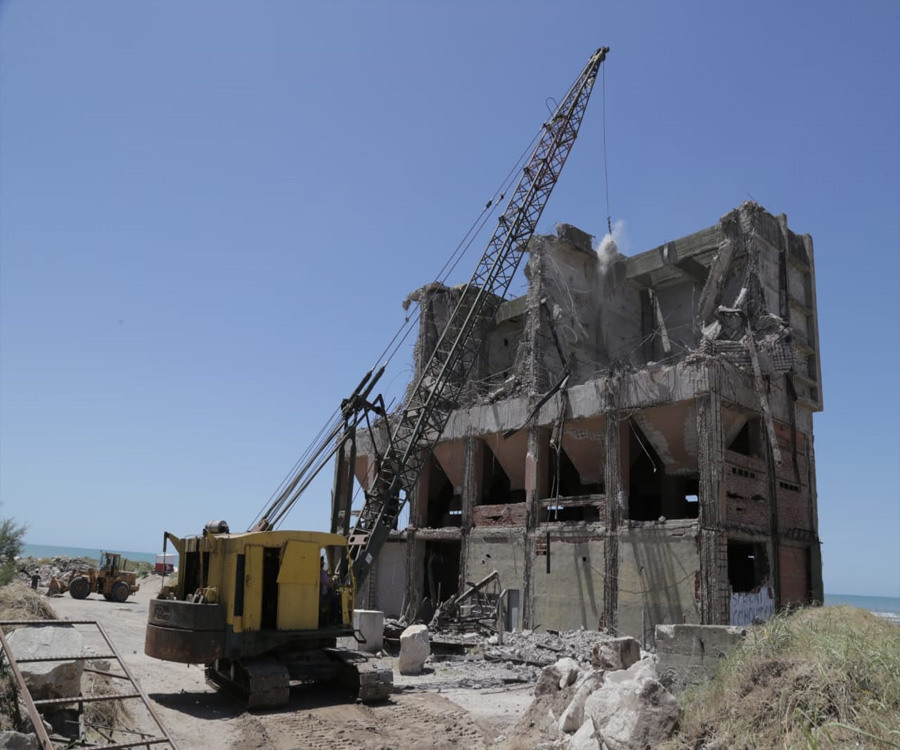 Comenzó la demolición de un viejo silo arenero en el puerto de Mar del Plata