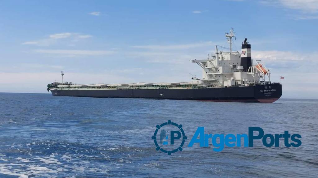 The bulk carrier that rammed the North Breakwater remains anchored off the coast of Quequén