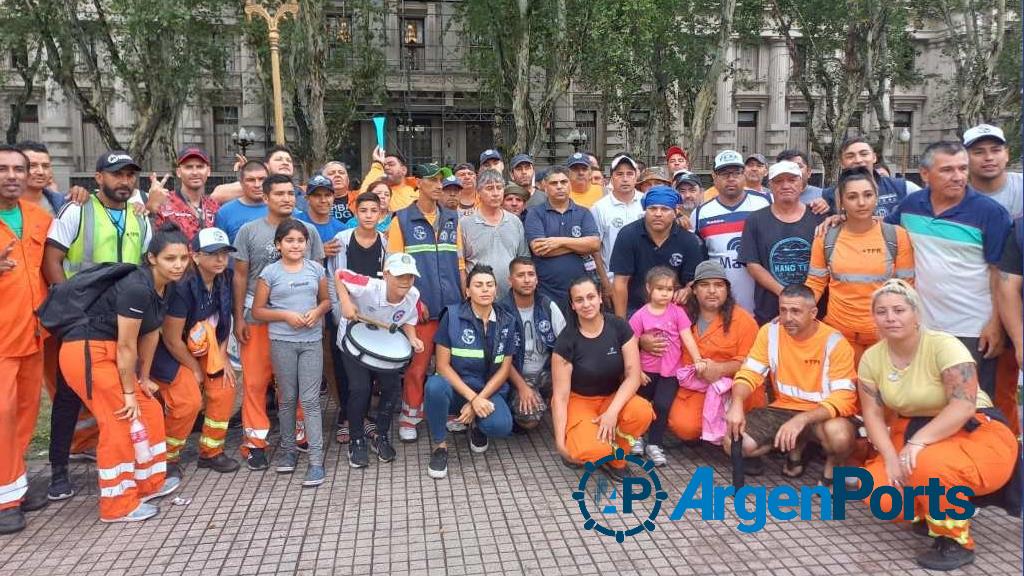 Rosario: los trabajadores llevaron su reclamo a la sede local de la Gobernación