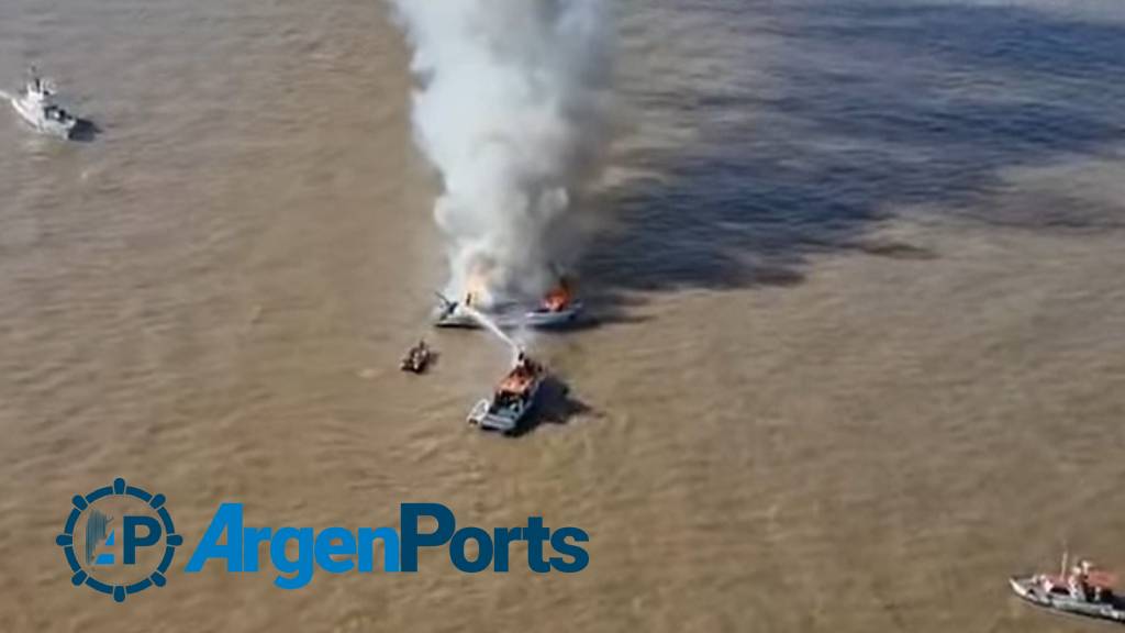 Video: Incendio en el Río de la Plata. Rescataron a tres tripulantes de una embarcación