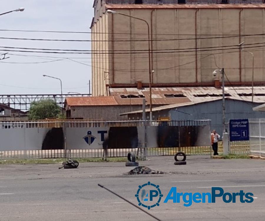 Terminal Puerto Rosario no acató la conciliación y el puerto sigue parado