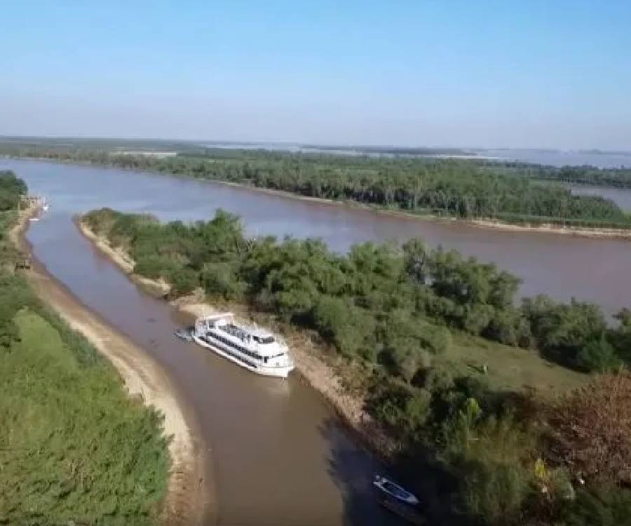 Un barco espera, desde hace casi 3 años, que el Paraná suba para poder navegar