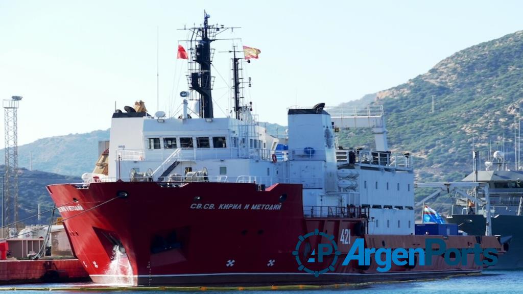 Mar del Plata: llegó a la Base Naval un buque polar de la Armada búlgara