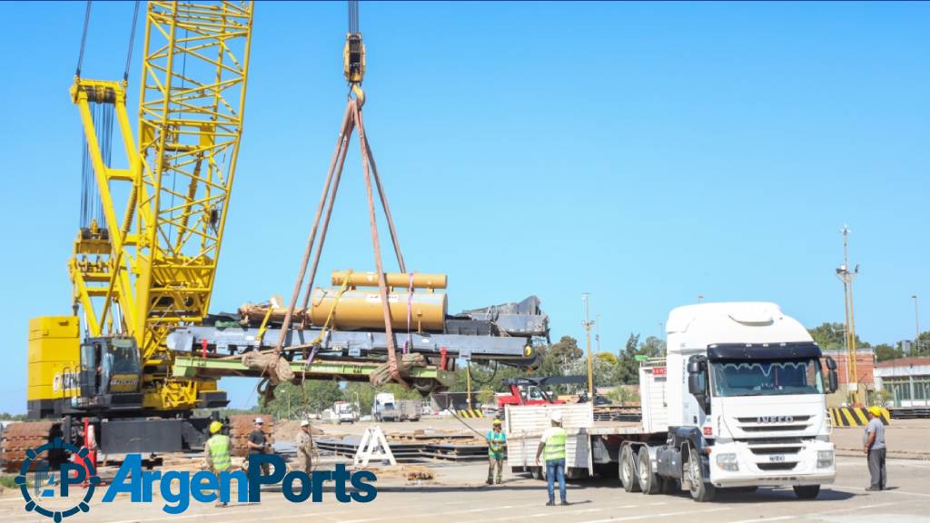En fotos y video: inédita descarga de material vial en el puerto de Santa Fe