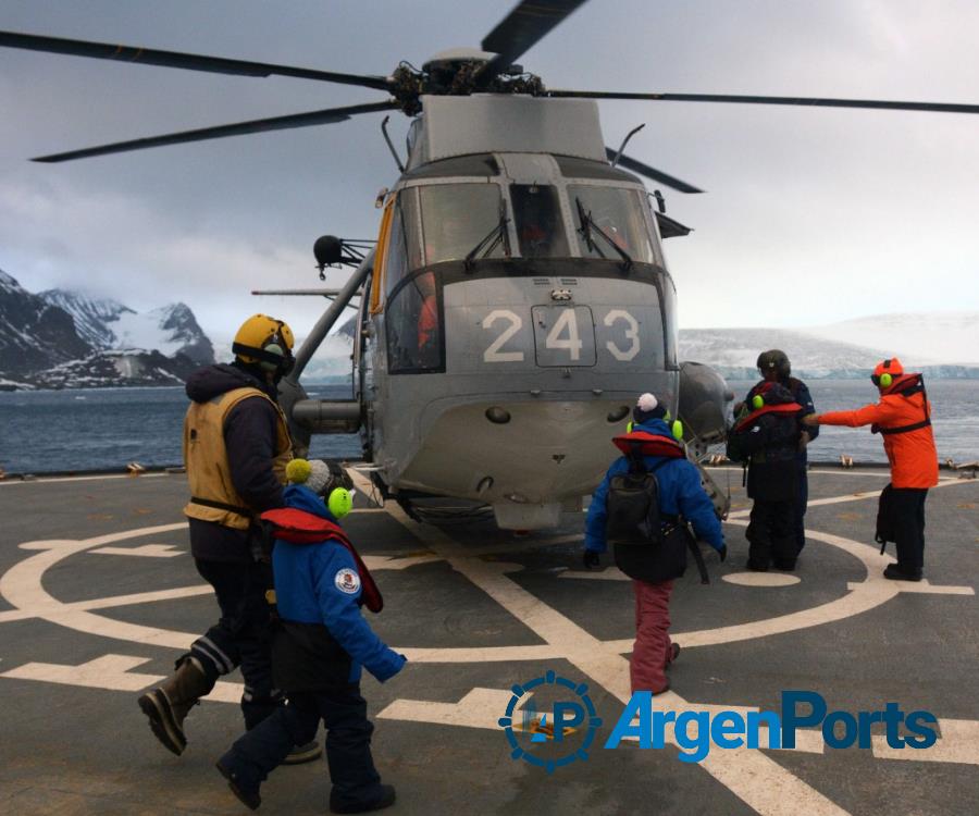 El rompehielos “Almirante Irízar” llegó con seis familias a la Base Conjunta Esperanza