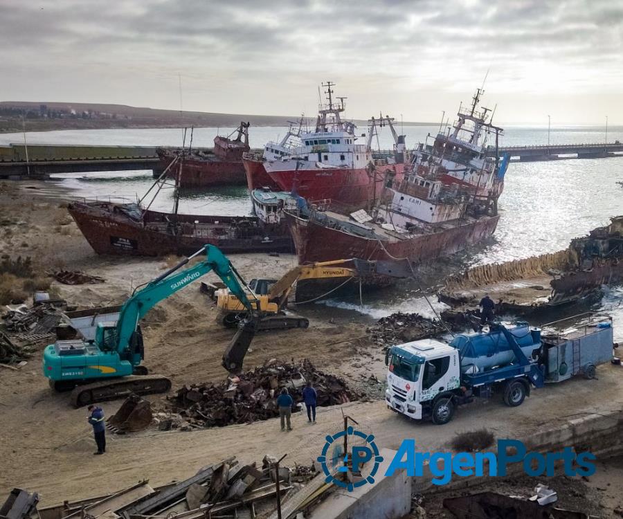 Puerto Madryn: extrajeron restos ambientales del buque Kami