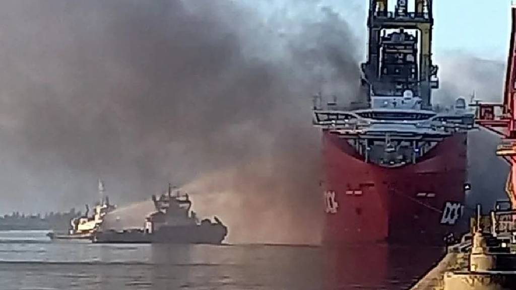 Video: espectaculares imágenes del incendio de un buque en Brasil