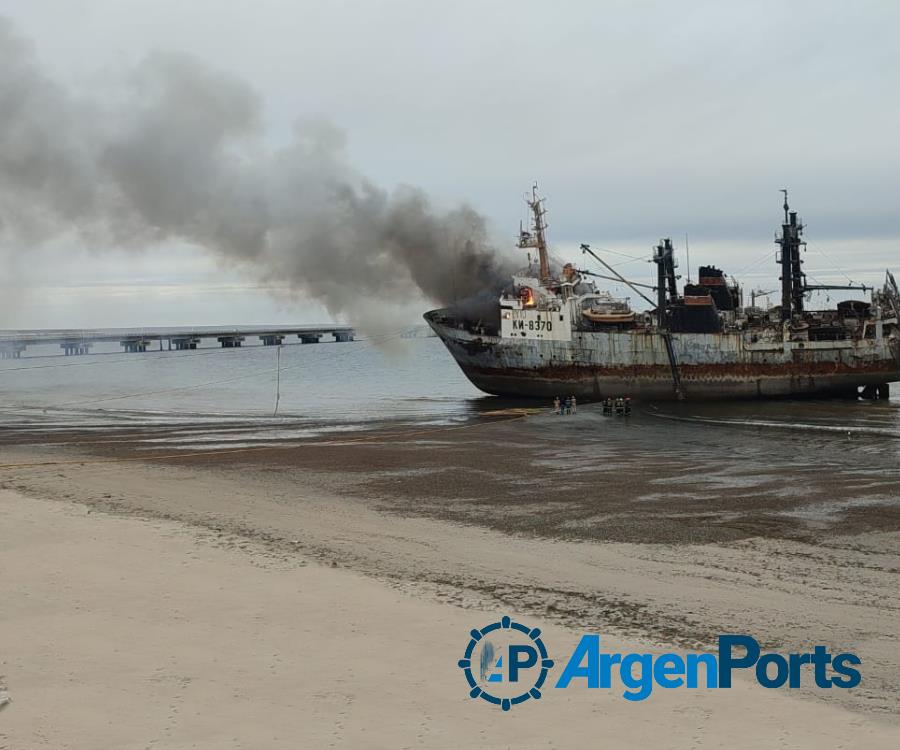 En fotos: se incendió uno de los barcos abandonados en la costa de Puerto Madryn