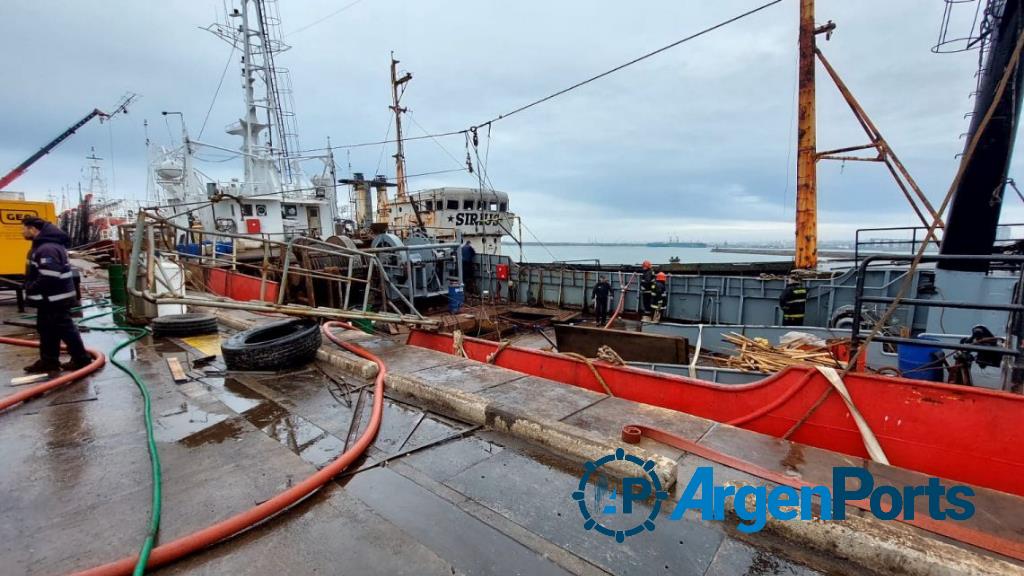 Mar del Plata: se incendió un buque que estaba para desguace
