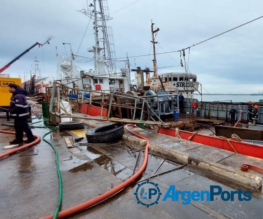 Mar del Plata: se incendió un buque que estaba para desguace