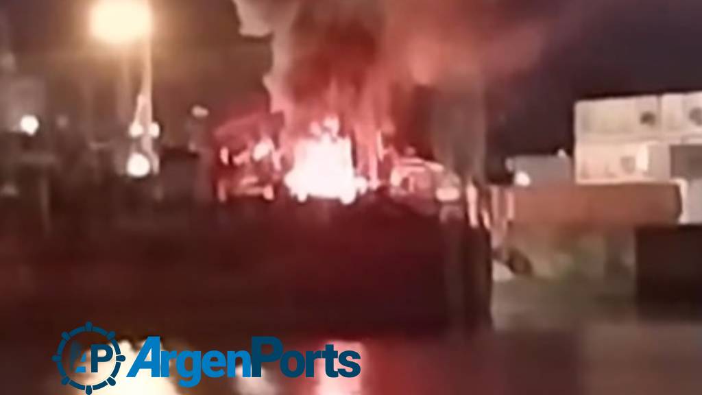 En video: se incendió otro pesquero en el puerto marplatense