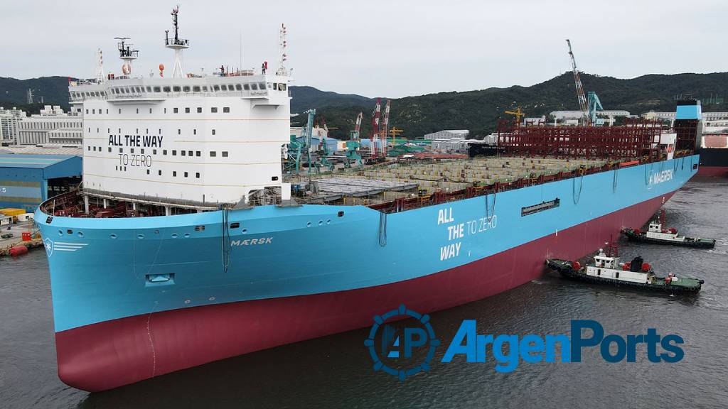 Botaron el primer portacontenedores grande de Maersk impulsado por metanol