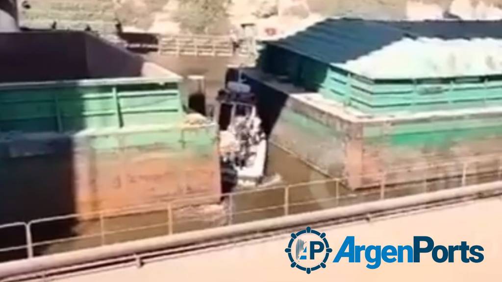 Video: una barcaza casi aplasta a una lancha de Prefectura en Puerto San Martín
