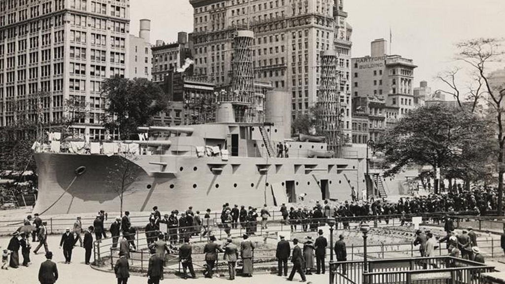 Cuando Nueva York tuvo un enorme barco de guerra en pleno centro de Manhattan