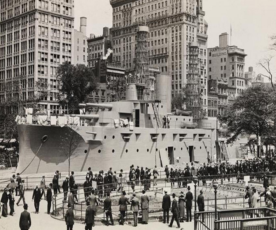 Cuando Nueva York tuvo un enorme barco de guerra en pleno centro de Manhattan