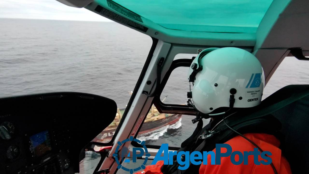 Impactante operativo en el mar: Prefectura evacuó de urgencia a un tripulante enfermo