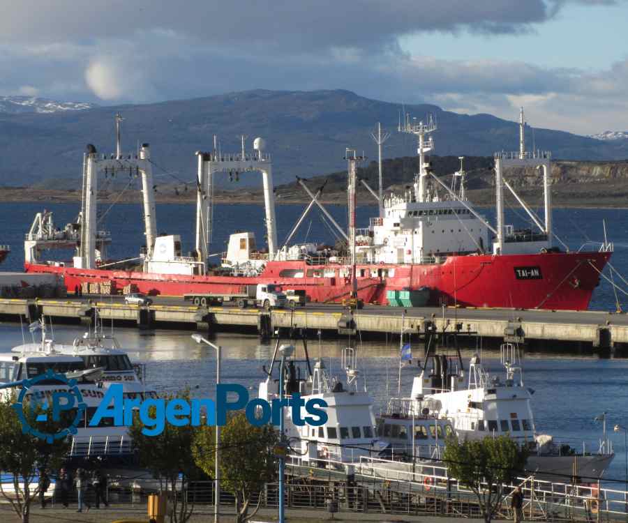 Tai An: el buque de la polémica llegó a Ushuaia y siguen las renuncias de funcionarios