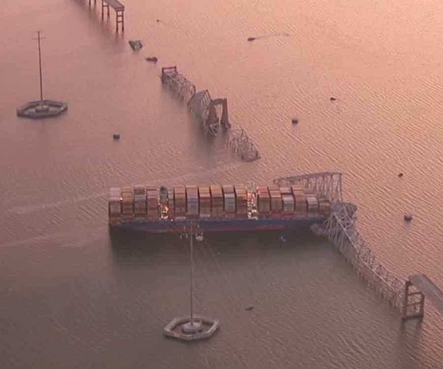 En videos: un buque chocó y derrumbó un puente en Baltimore