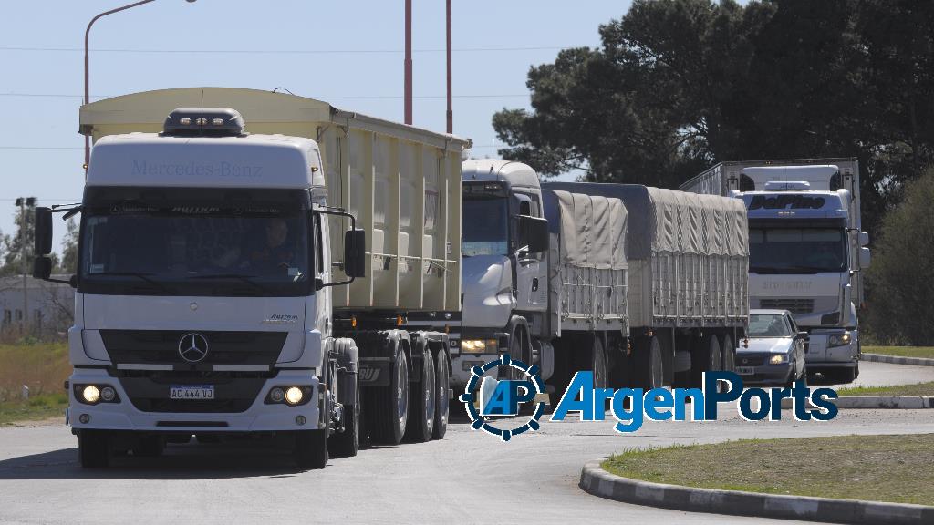 El feriado largo no frenó el ingreso de camiones a los puertos del Gran Rosario